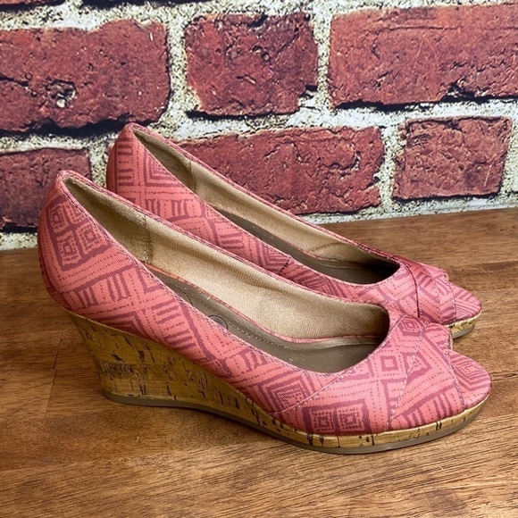 Life Stride Coral Peep Toe Slip On Wedge Fabric Sandals Size 6.5 - Picture 3 of 13